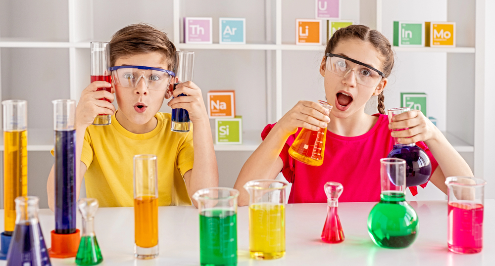 Eksperymenty chemiczne — jakie doświadczenia chemiczne można pokazać dzieciom w domu?