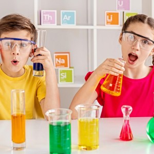 Eksperymenty chemiczne —  jakie doświadczenia chemiczne można pokazać dzieciom w domu?