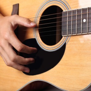 Czy każdy może nauczyć się grać na gitarze? Od czego zacząć naukę gry na gitarze?